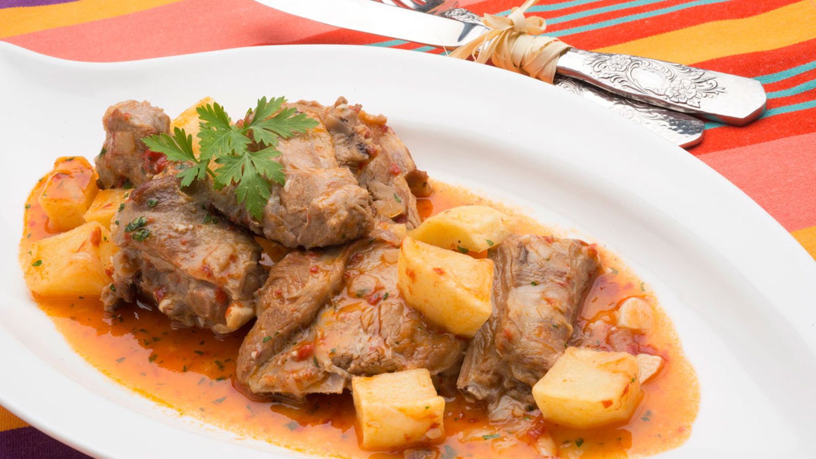 Cordero al chilindrón con patatas y pimientos choriceros