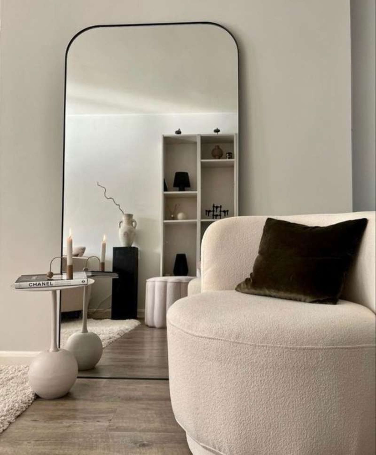 Salón con espejo grande para atraer la buena energía.