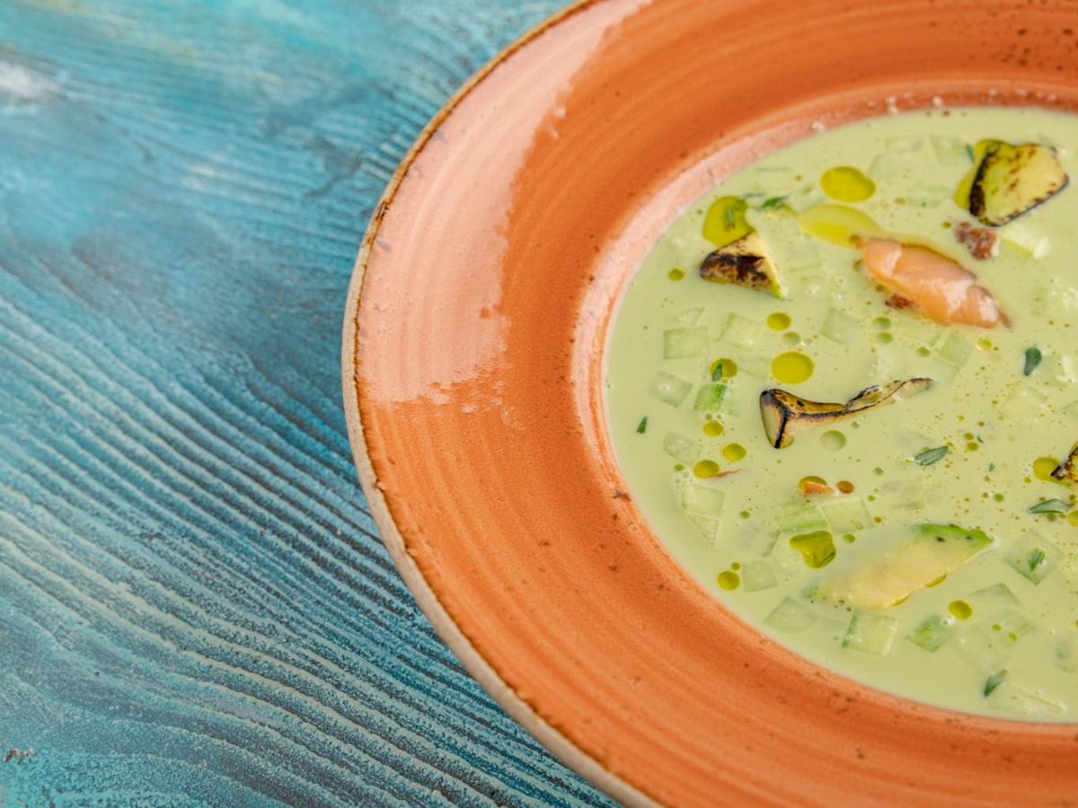 Gazpacho de aguacate, una opción cremosa y refrescante para días calurosos.