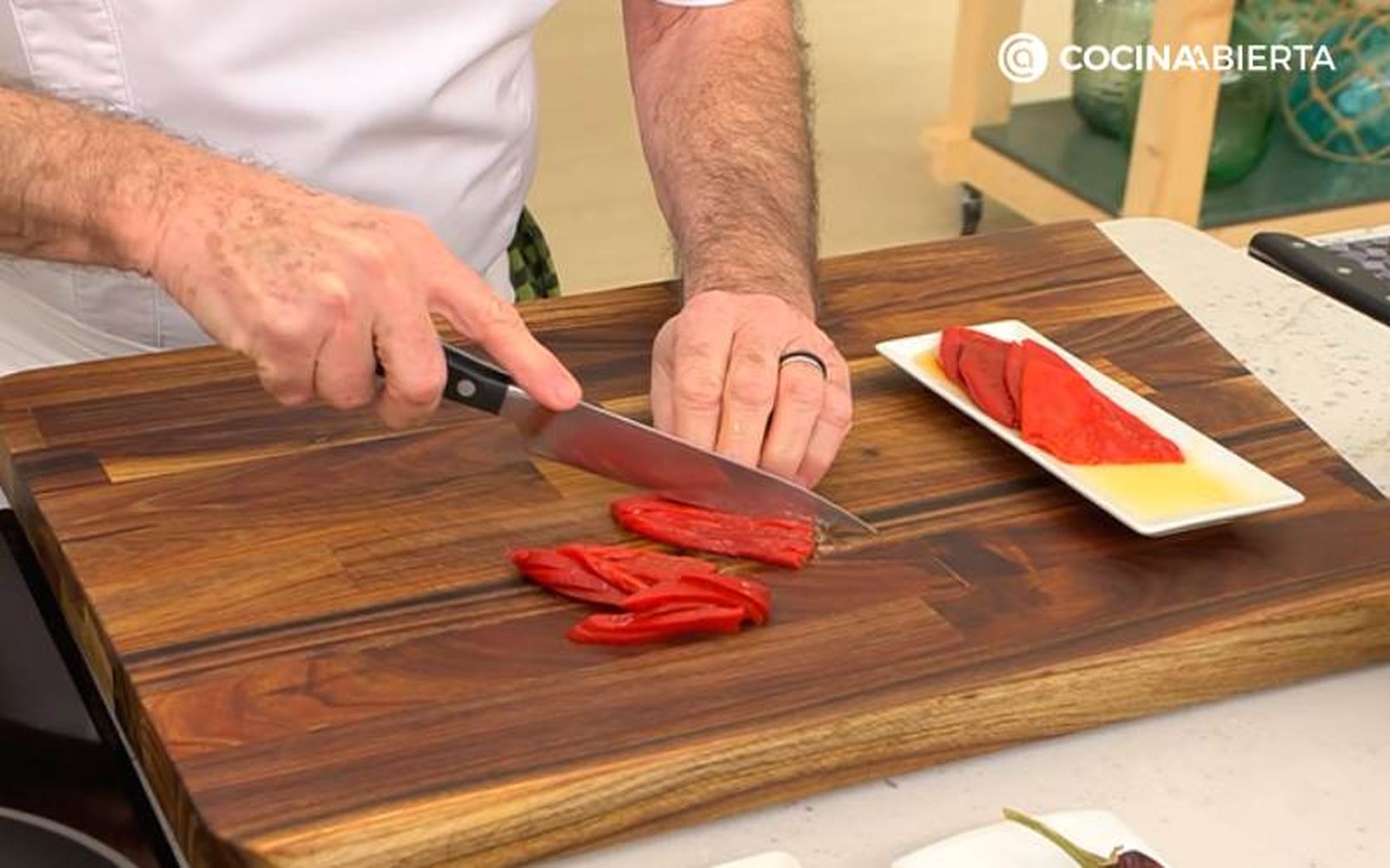 Corta y cocina los pimientos Corta y cocina los pimientos