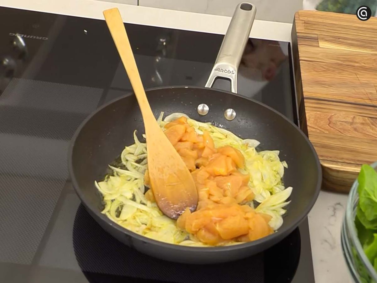 Cocina el pollo con la cebolla
