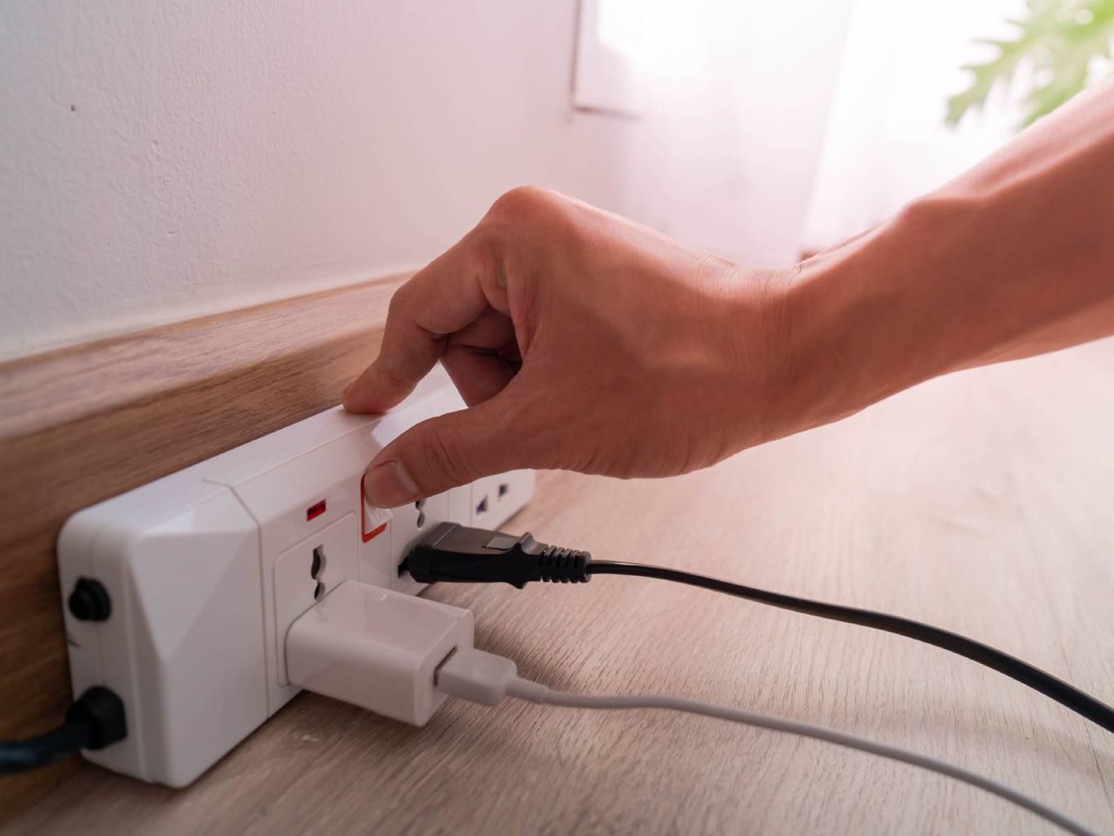 Usar regletas con interruptor permite cortar la corriente de varios dispositivos a la vez y mejorar la seguridad. Usar regletas con interruptor permite cortar la corriente de varios dispositivos a la vez y mejorar la seguridad.