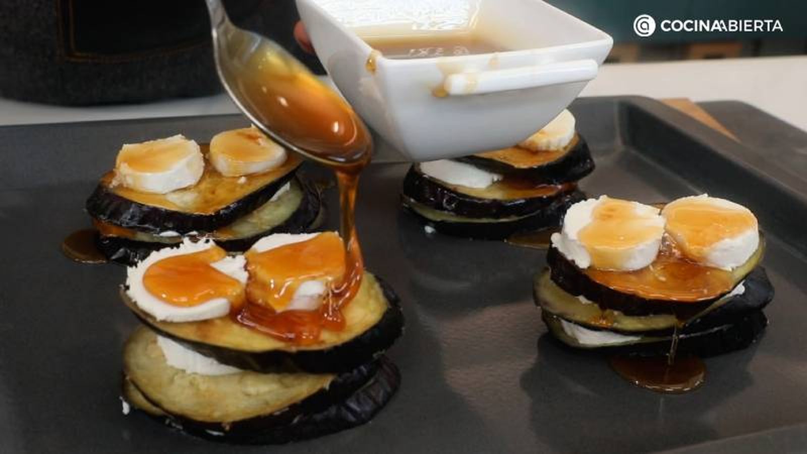Haz montaditos de berenjenas y queso de cabra, añade miel y hornea Haz montaditos de berenjenas y queso de cabra, añade miel y hornea