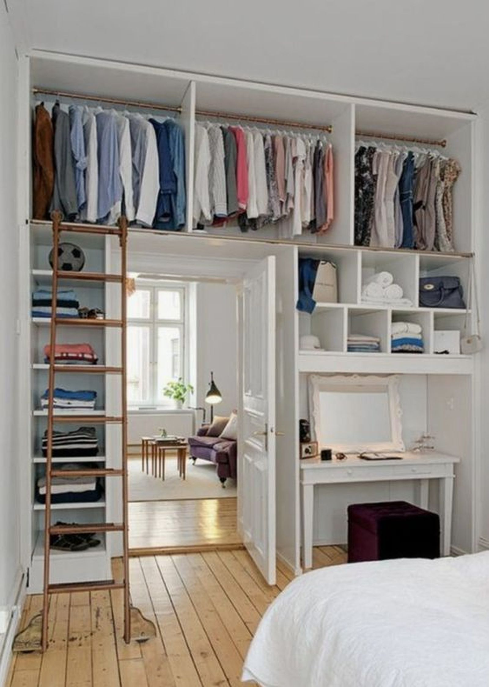 Vestidor puente en la pared de un dormitorio. / Foto Pinterest EstiloyDeco Vestidor puente en la pared de un dormitorio. / Foto Pinterest EstiloyDeco