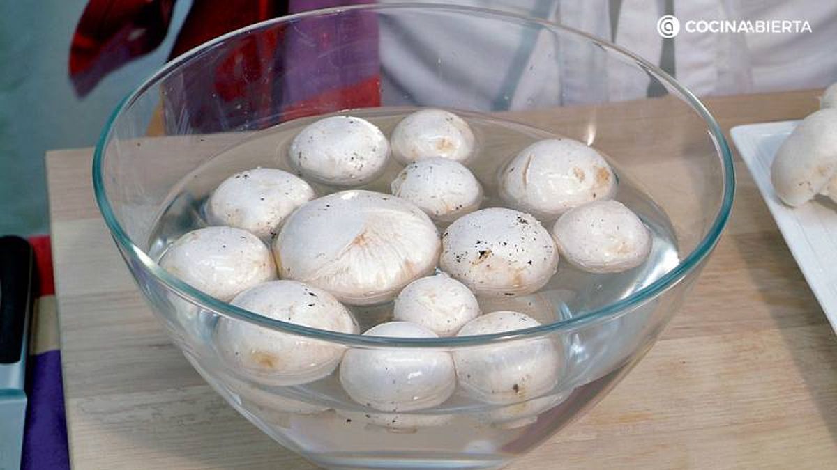 Remoja los champiñones