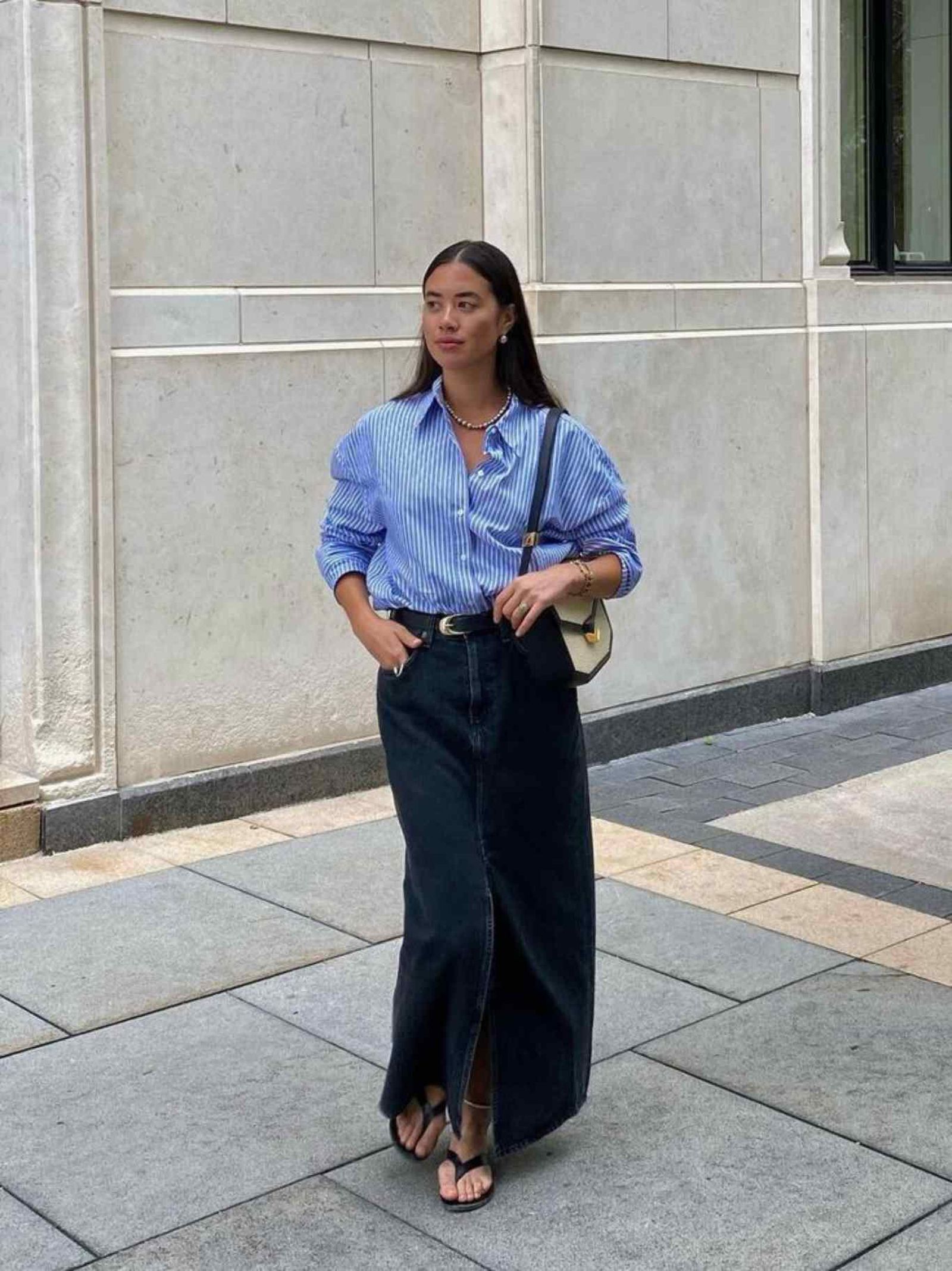 Falda vaquera oscura con camisa de rayas azules. Falda vaquera oscura con camisa de rayas azules.