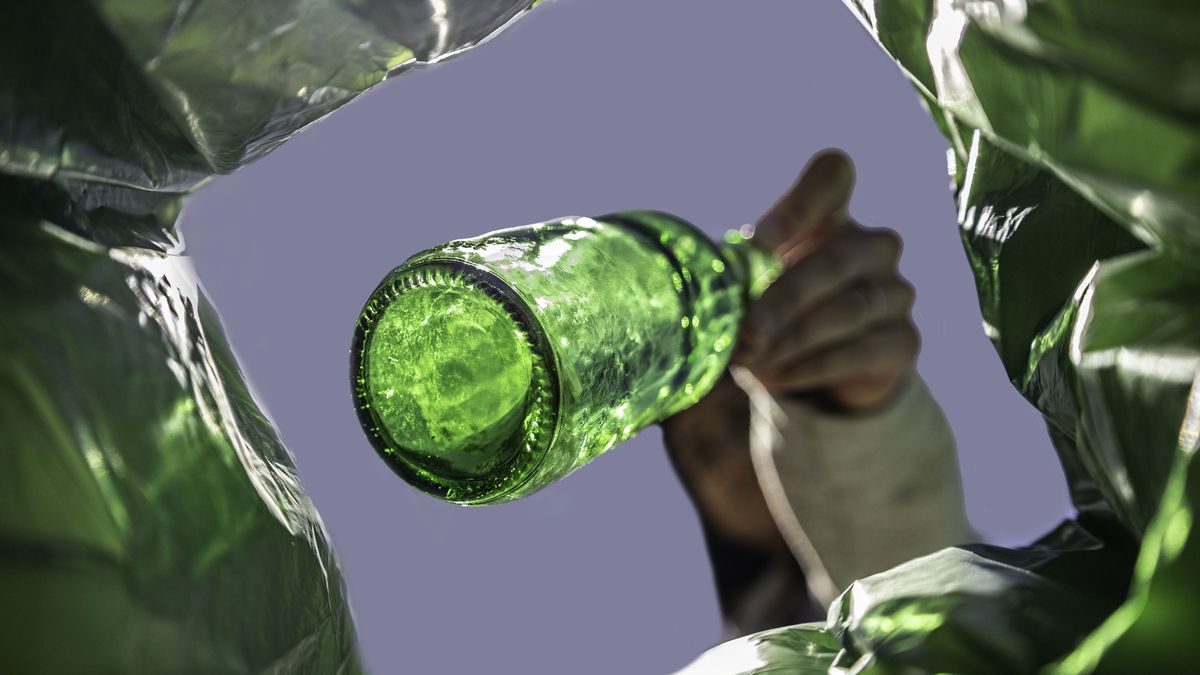 El vidrio debe ir al contenedor verde