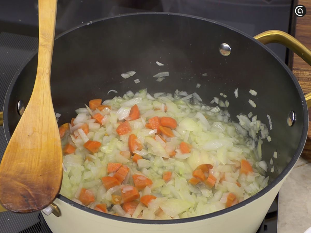 Pocha las verduras antes de añadir las lentejas