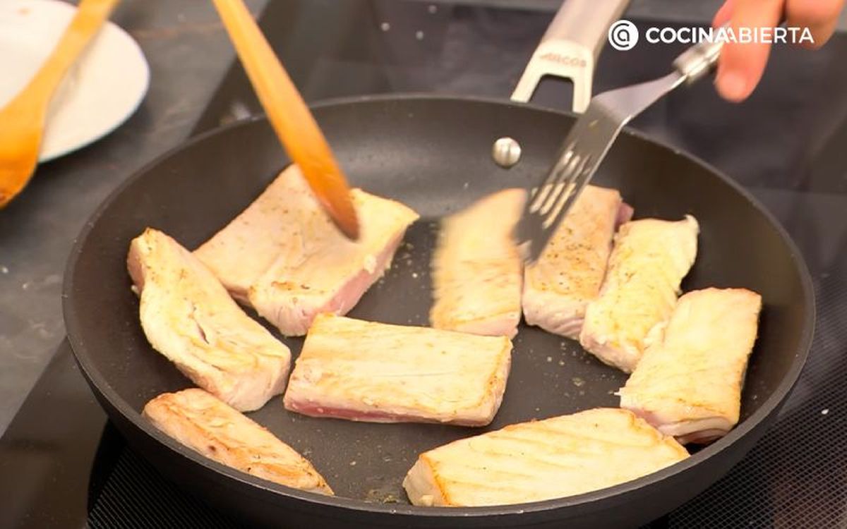 Salpimenta y cocina los filetes de bonito