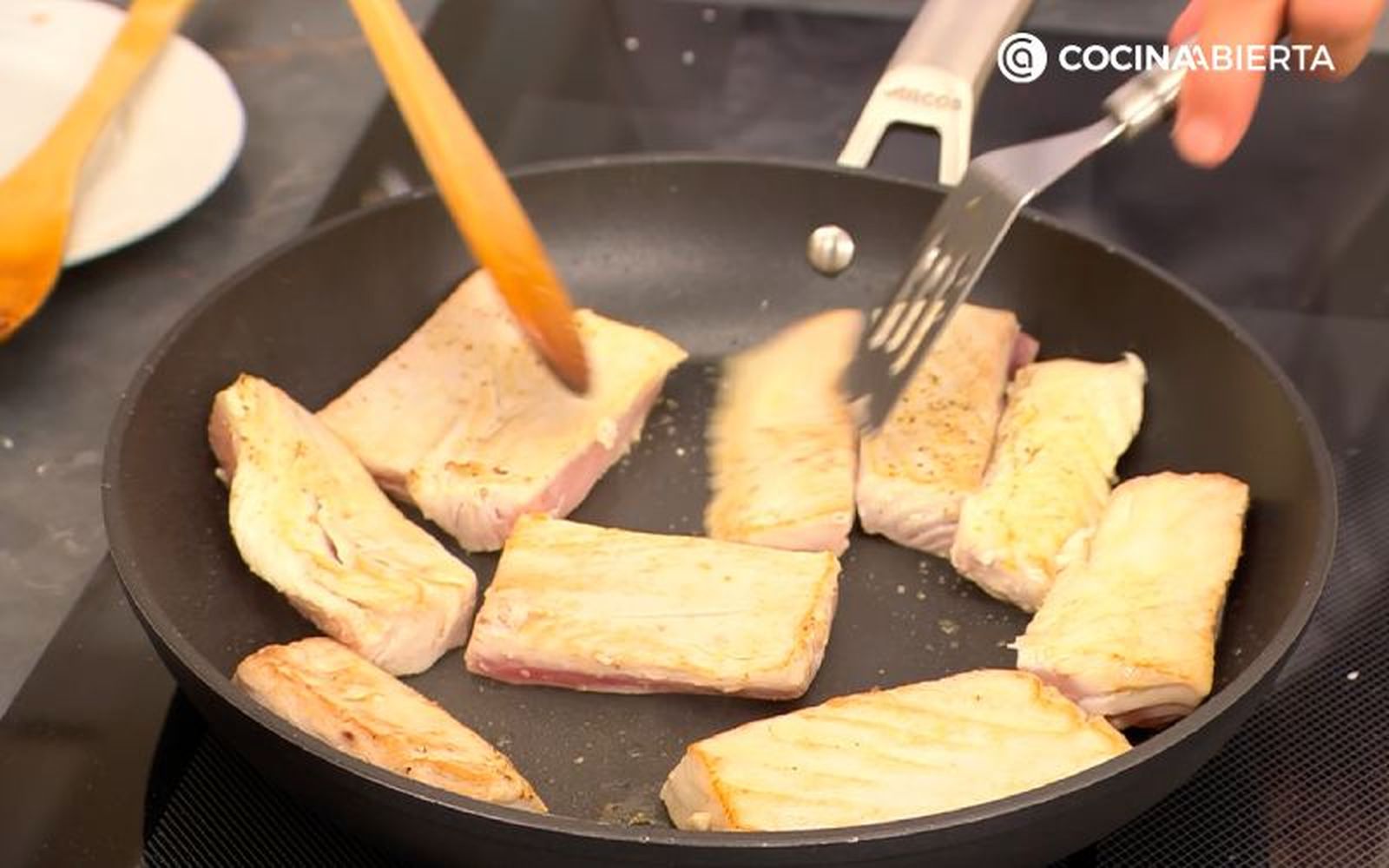 Salpimenta y cocina los filetes de bonito Salpimenta y cocina los filetes de bonito