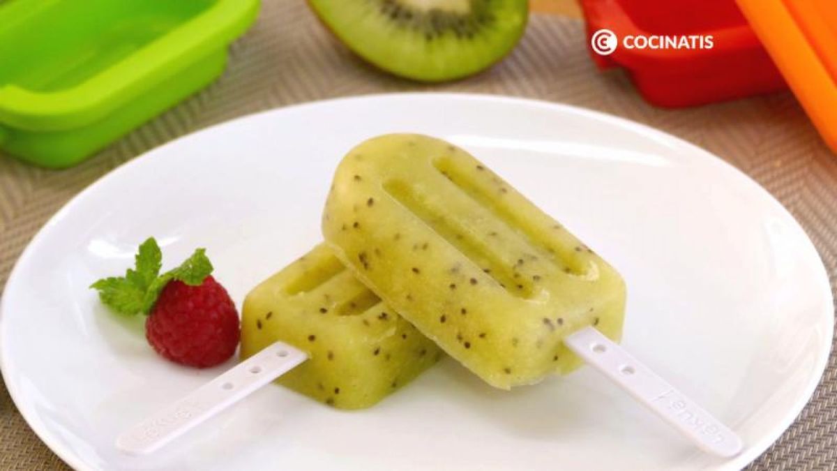 Sirve los polos de kiwi y limón