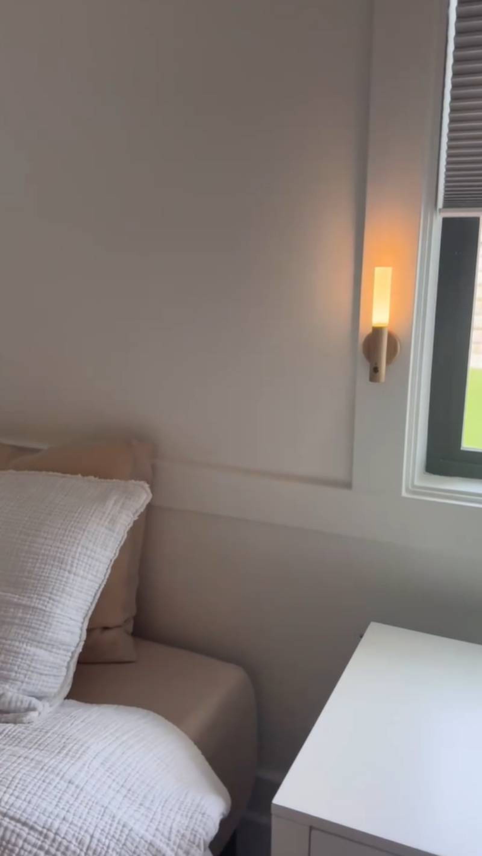 Dormitorio con la lámpara magnética de pared. Dormitorio con la lámpara magnética de pared.