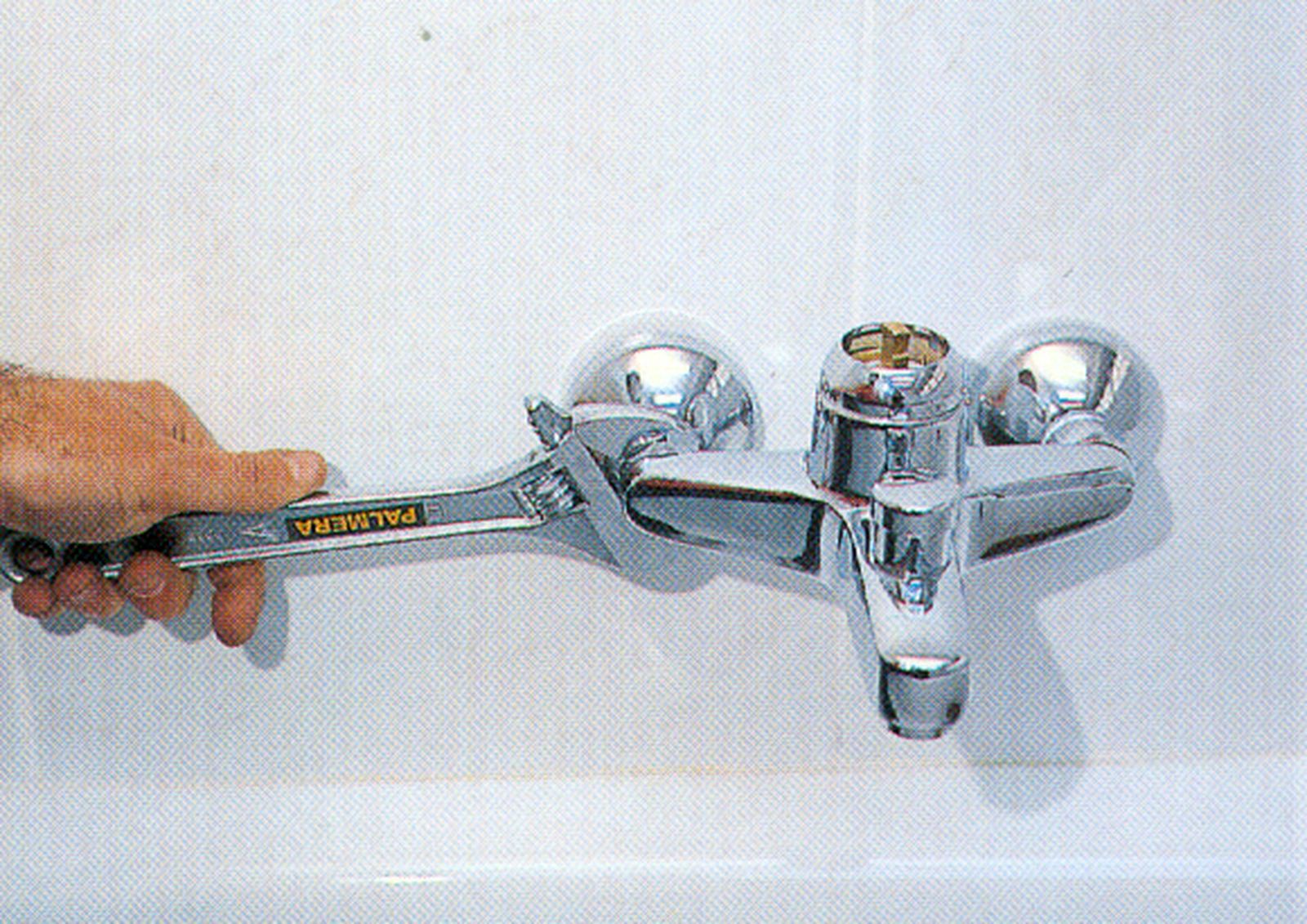 Cómo instalar sanitarios de baño paso 8 Cómo instalar sanitarios de baño paso 8
