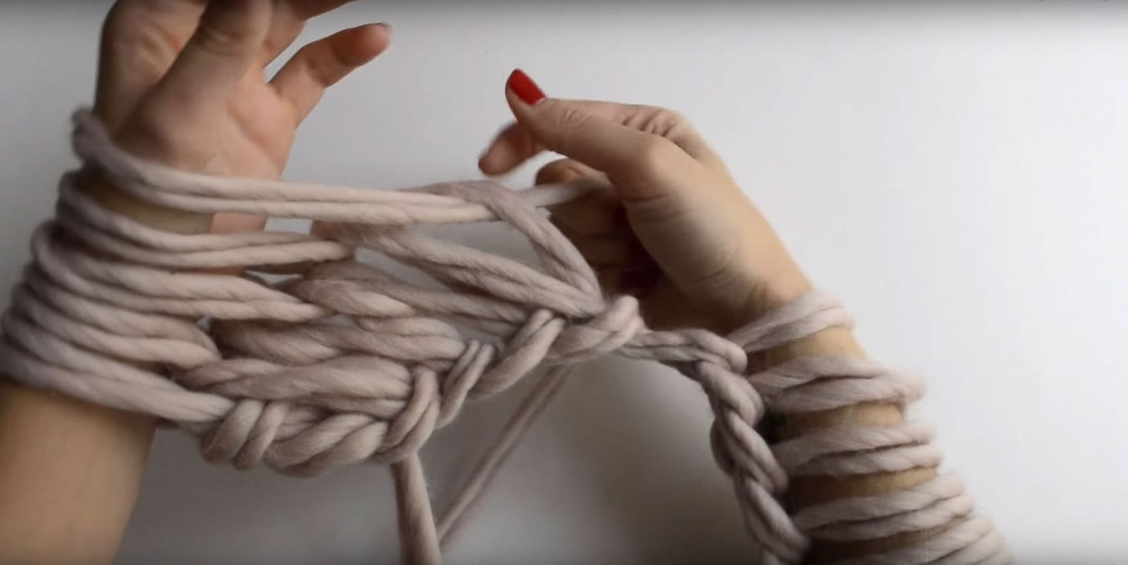 Cómo tejer con las manos o hacer arm knitting paso 4