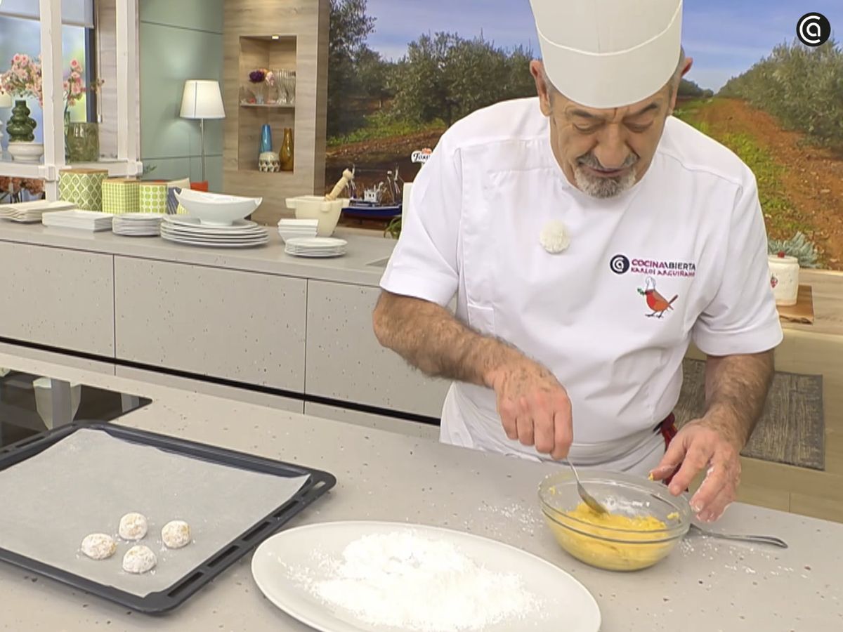 Prepara las porciones de masa, rebózalas en azúcar glas y llévalas al horno