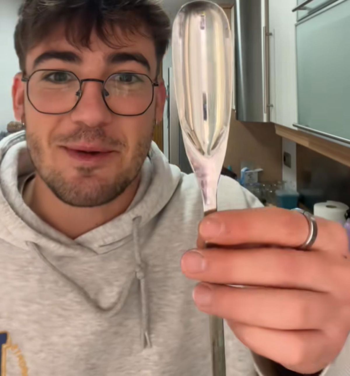 La cuchara con forma de remo.