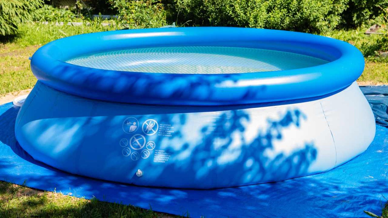 Piscina inflable en el jardín