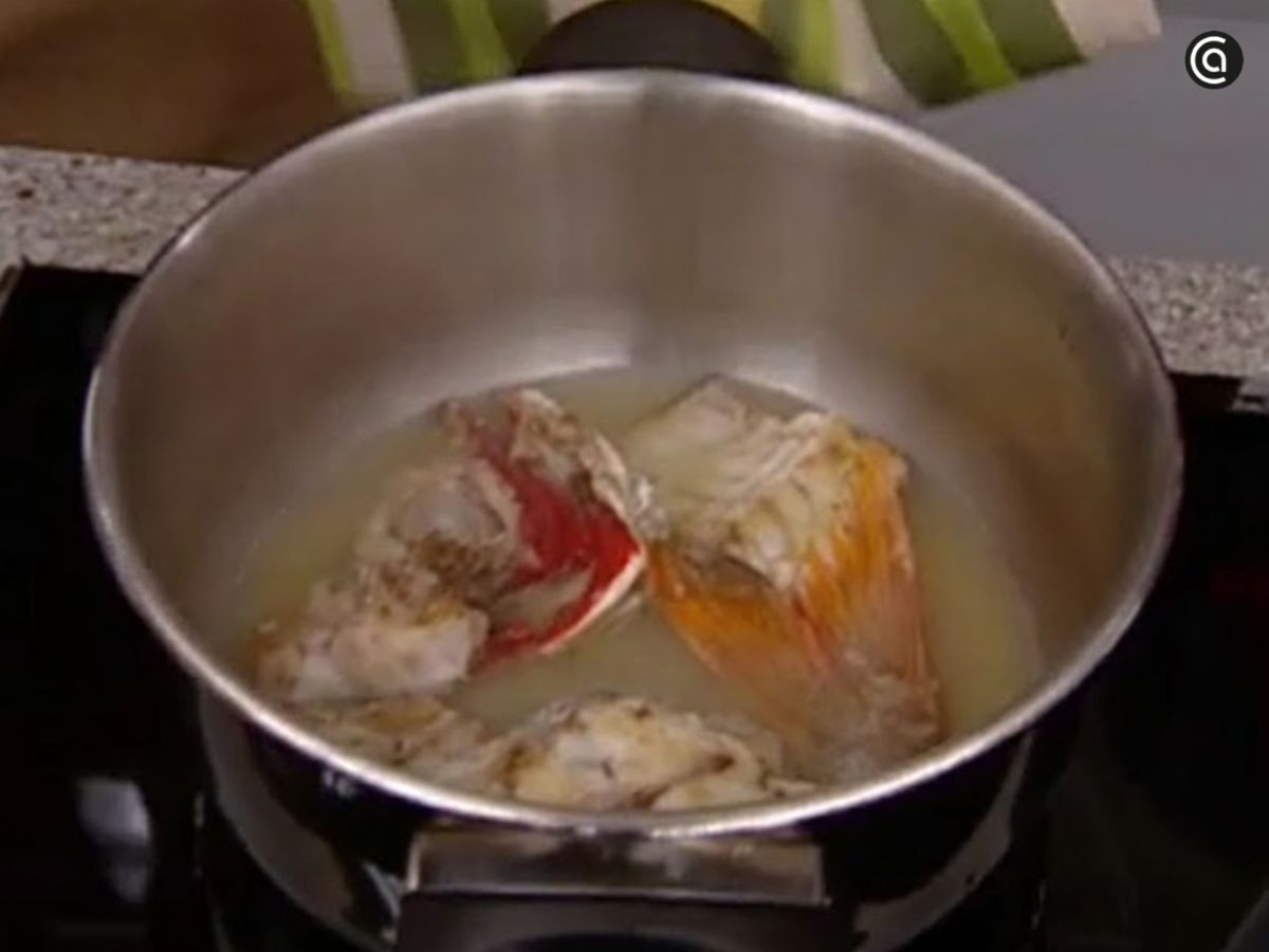 Los restos del besugo se cuecen a fuego suave con poca agua para obtener un caldo limpio y aromático.