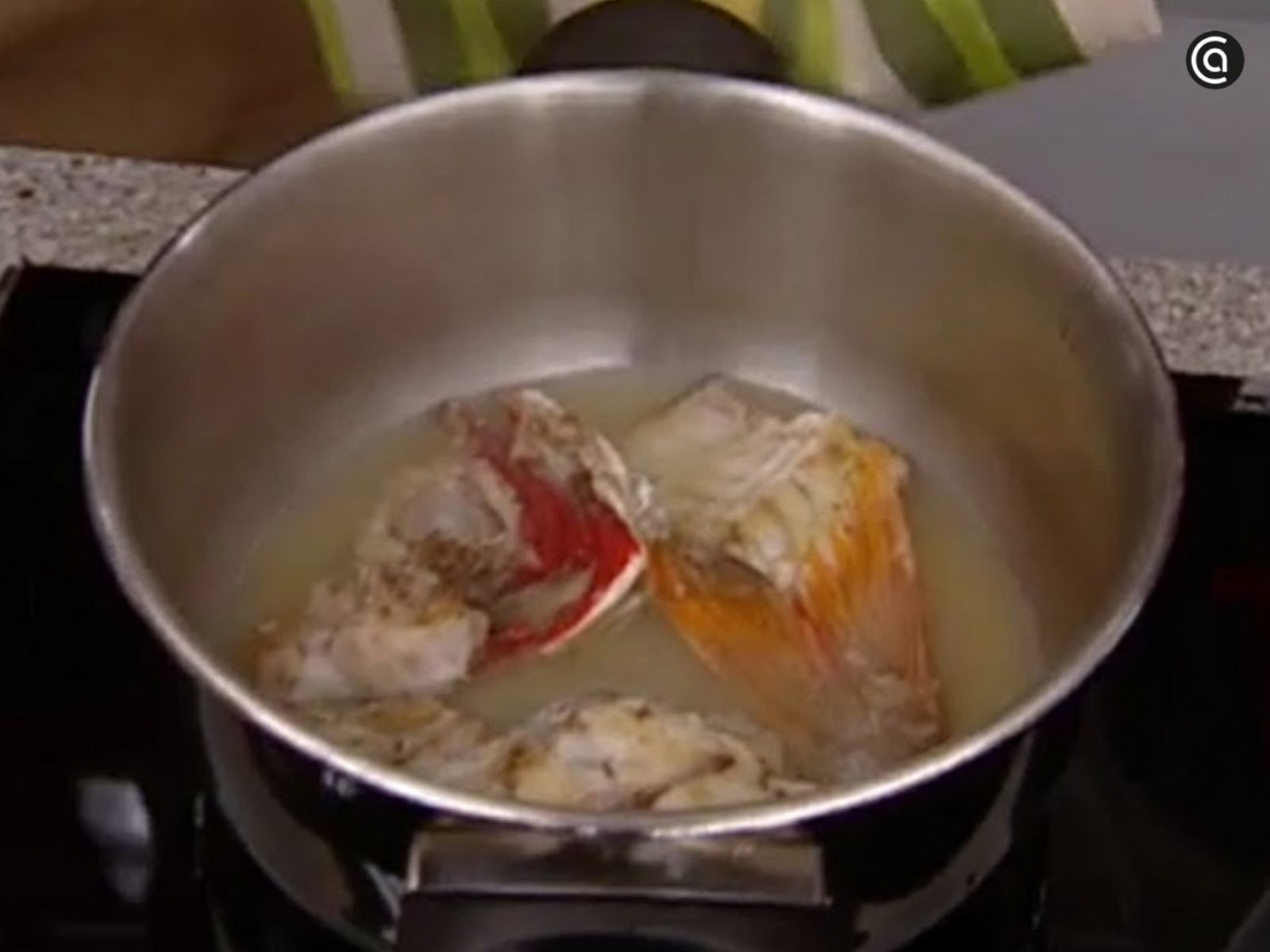 Los restos del besugo se cuecen a fuego suave con poca agua para obtener un caldo limpio y aromático.