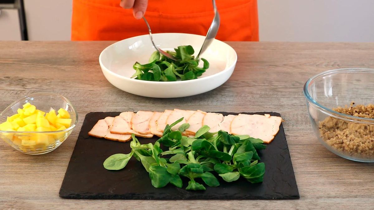 Receta de ensalada de quinoa con pollo y mango   paso 4