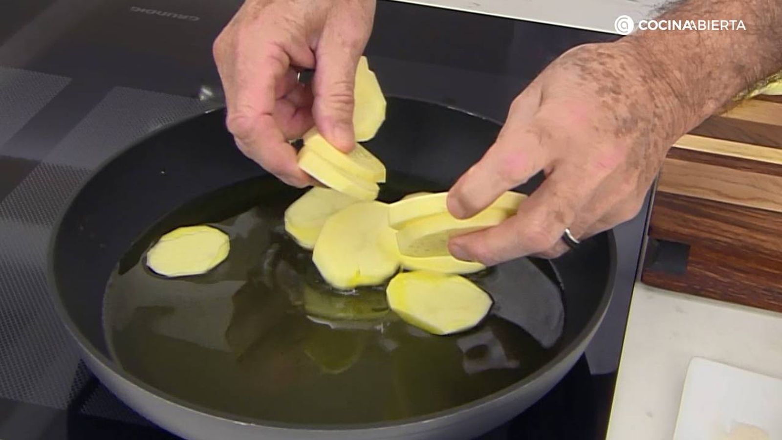 KARL7057 Huevos mollet patatas escabechadas paso 1 KARL7057 Huevos mollet patatas escabechadas paso 1