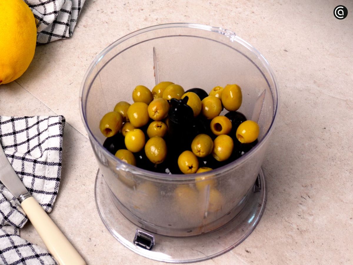 Coloca las aceitunas deshuesadas en el vaso de la trituradora