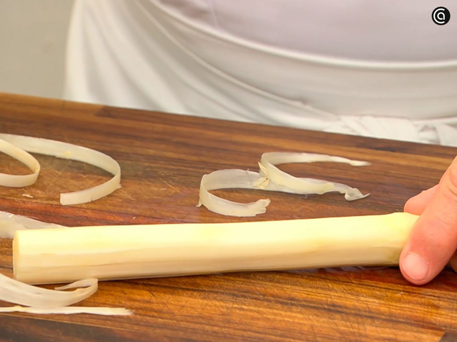 A la hora de pelar los espárragos, apóyalos sobre una tabla