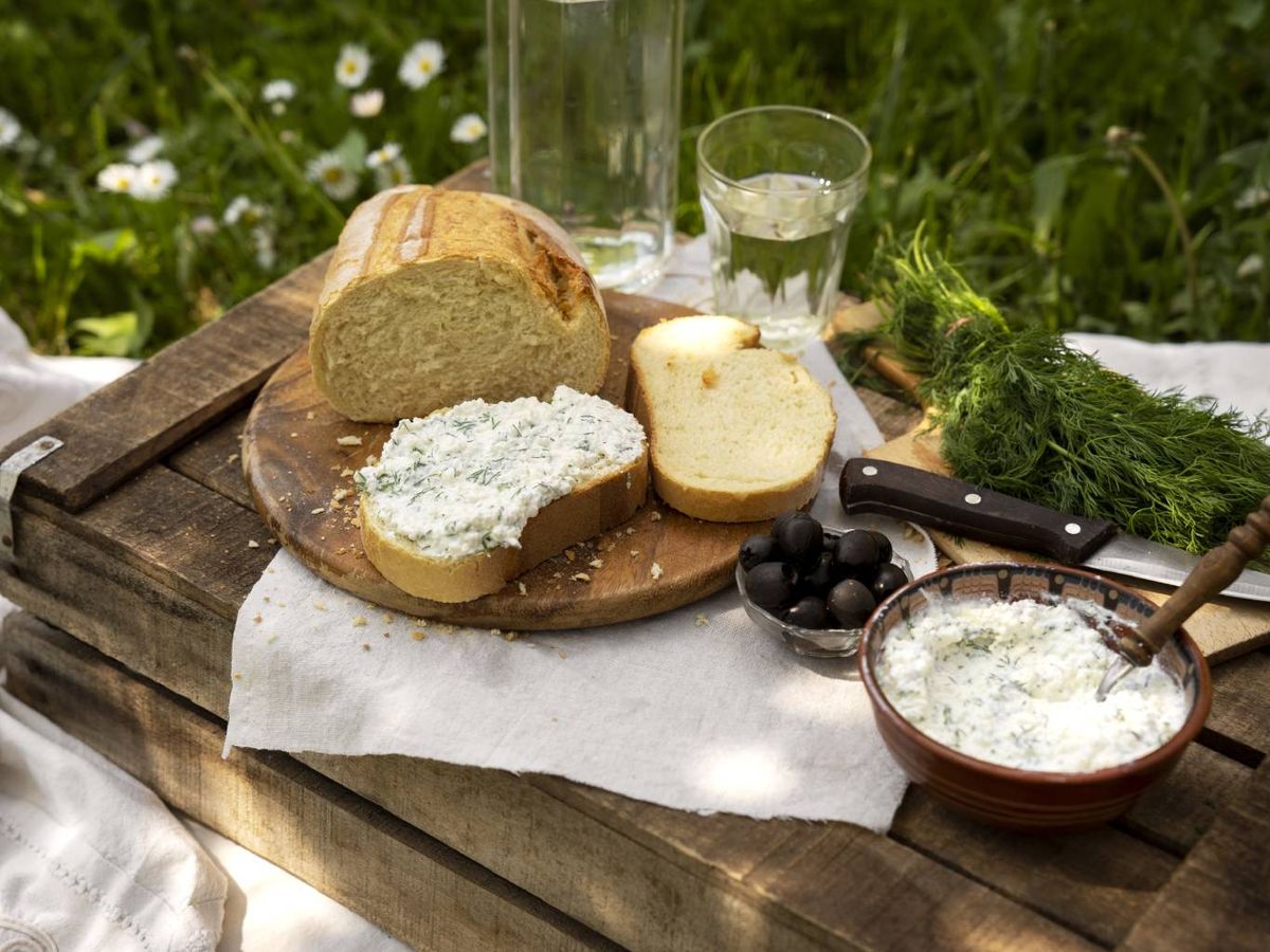 Crema estilo tzatziki con queso cottage, eneldo y pan fresco: perfecta para un picoteo saludable al aire libre.