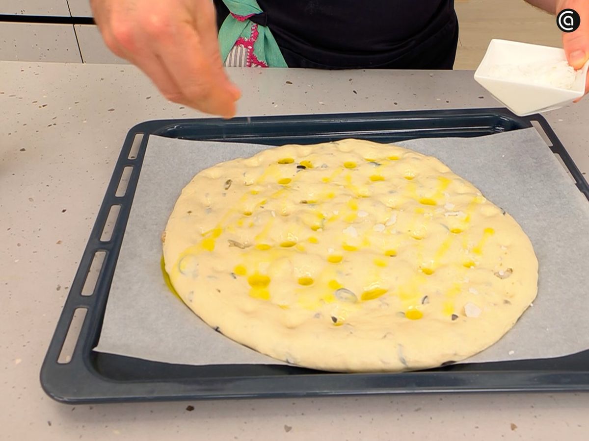 Unta la masa con un poco de aceite, dale la forma y deja que repose