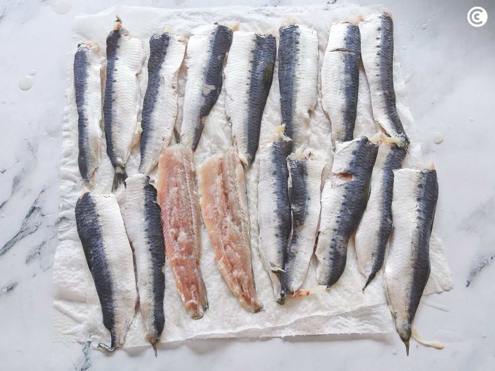 Secar las sardinas para prepararlas en salazón Limpiar bien las sardinas antes de prepararlas en salazón