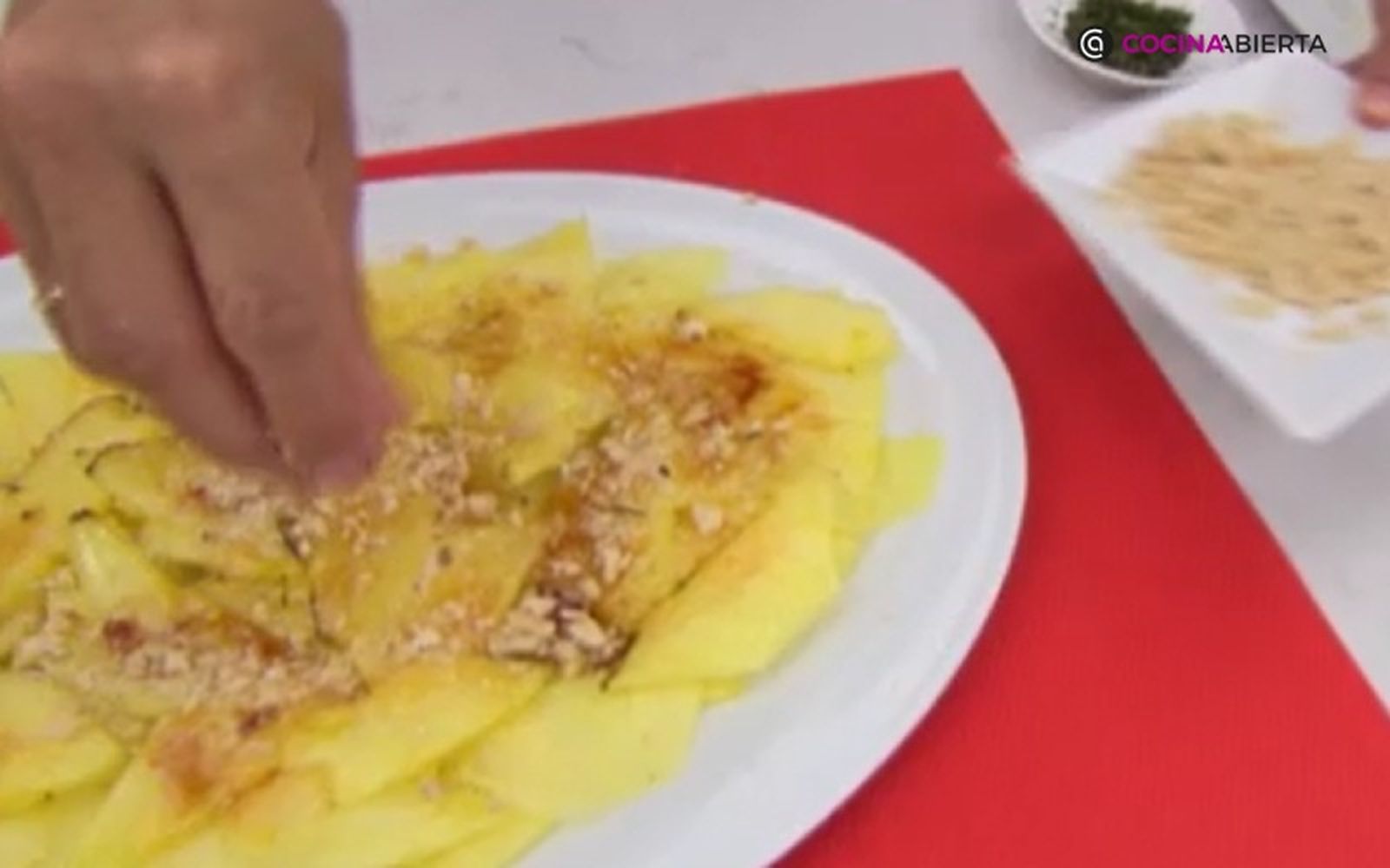 Espolvorea avellanas sobre la piña caramelizada para darle un toque crujiente Espolvorea avellanas sobre la piña caramelizada para darle un toque crujiente