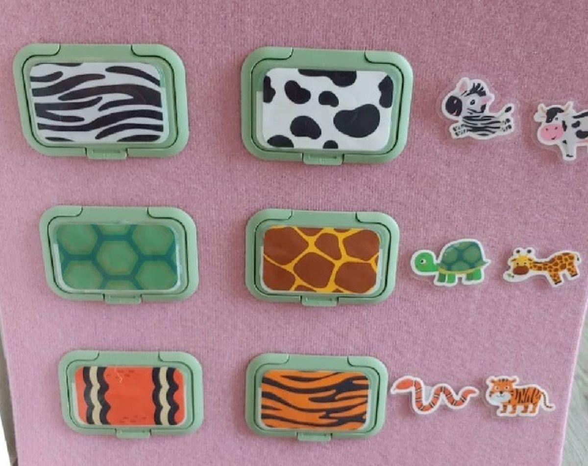 Juego infantil para aprender el pelaje de los animales hecho con las tapas de las toallitas.