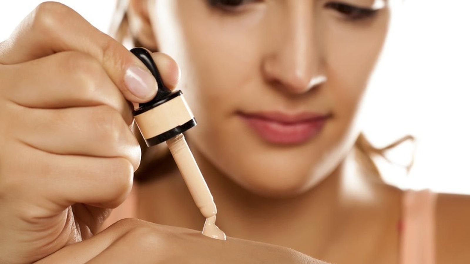 Utiliza texturas ligeras de maquillaje Utiliza texturas ligeras de maquillaje