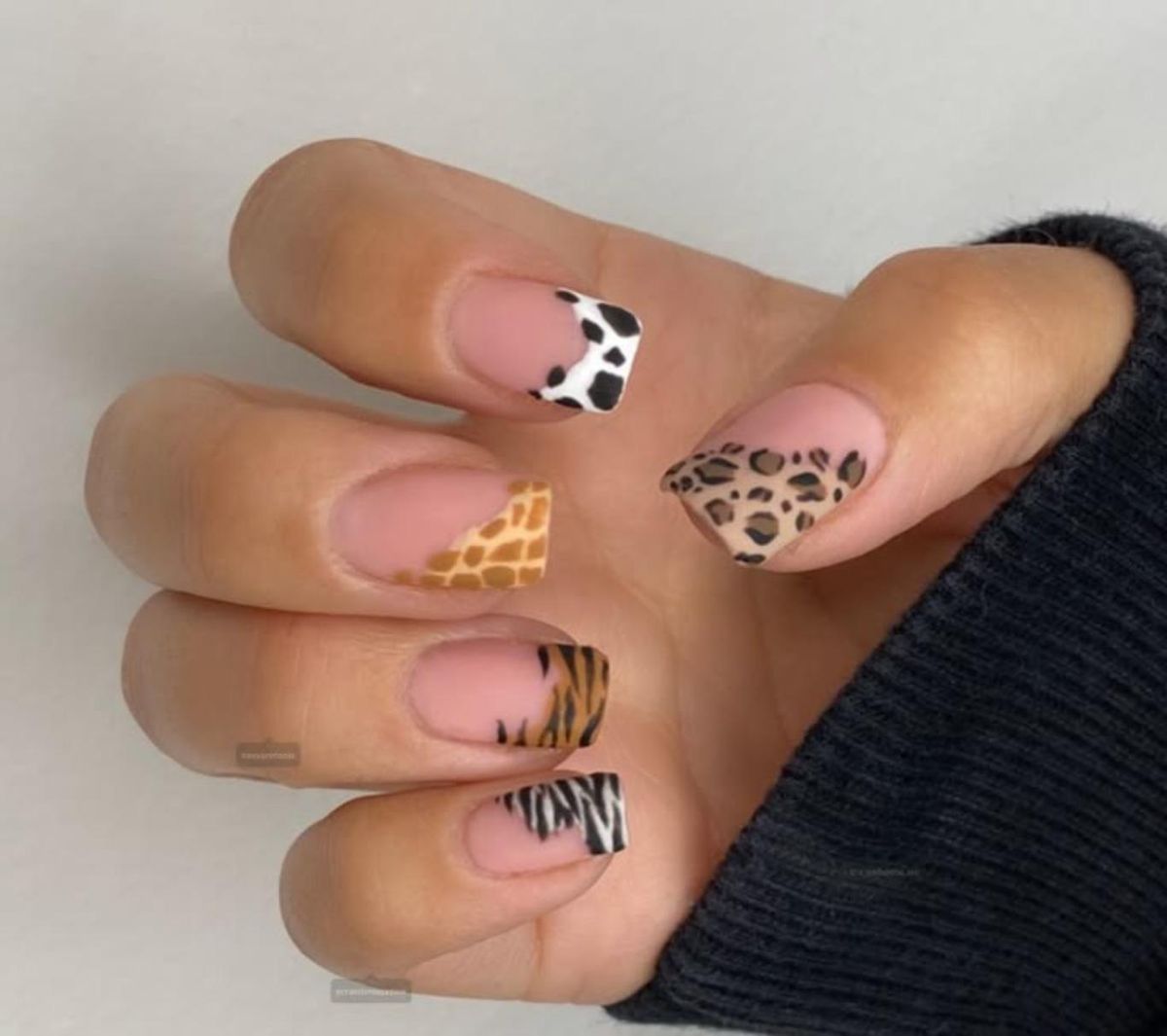 Uñas francesas con diseño de animal print.