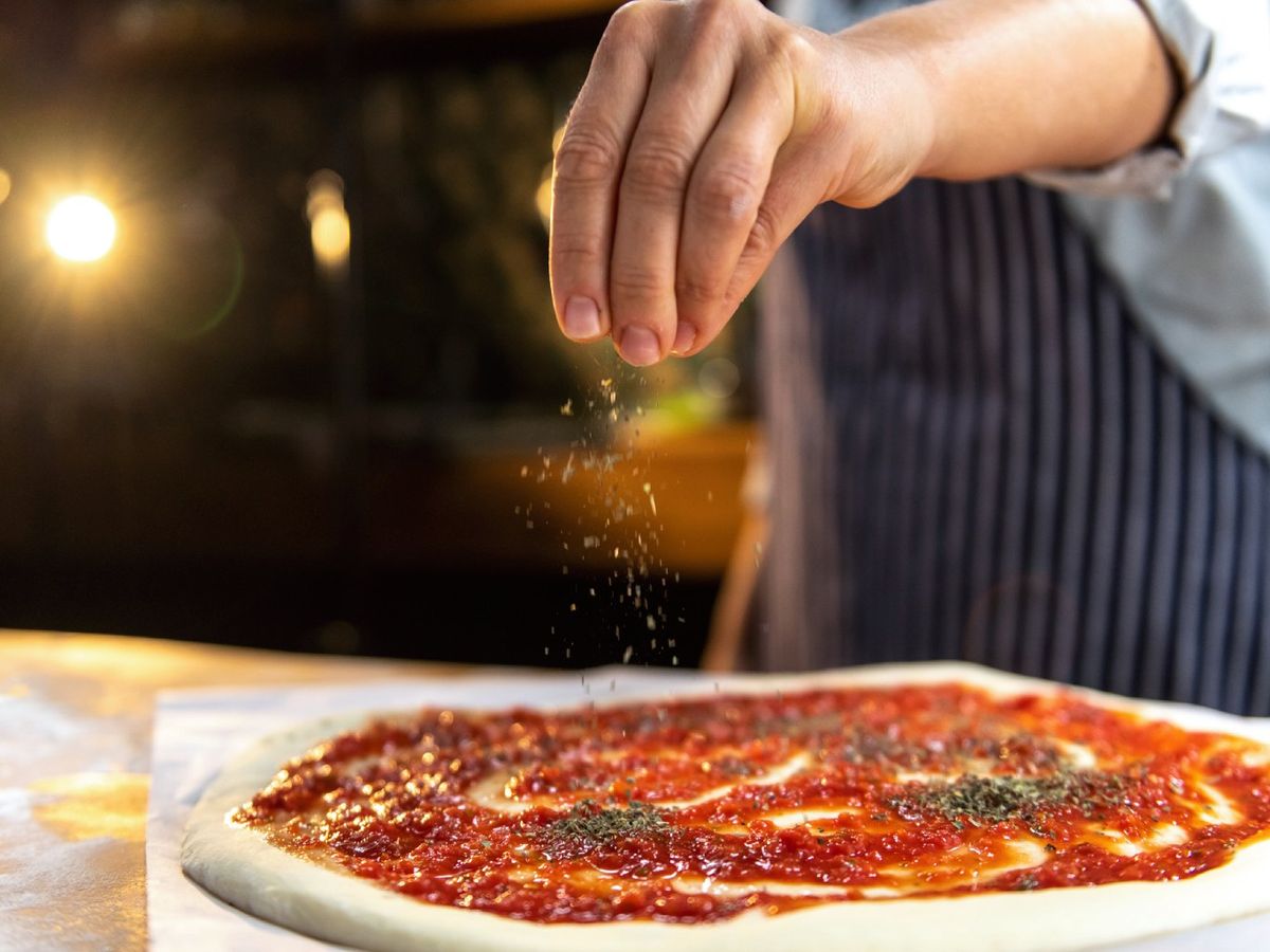 Condimentar consiste en incorporar un ingrediente preciso que da aroma o sabor, como el orégano en la pizza