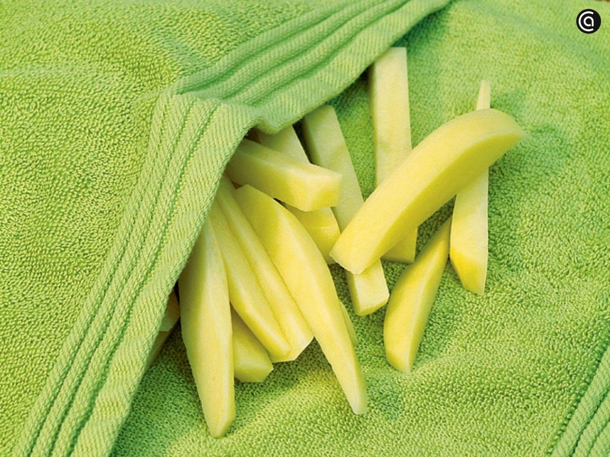 Huevos fritos con patatas fritas - paso 1