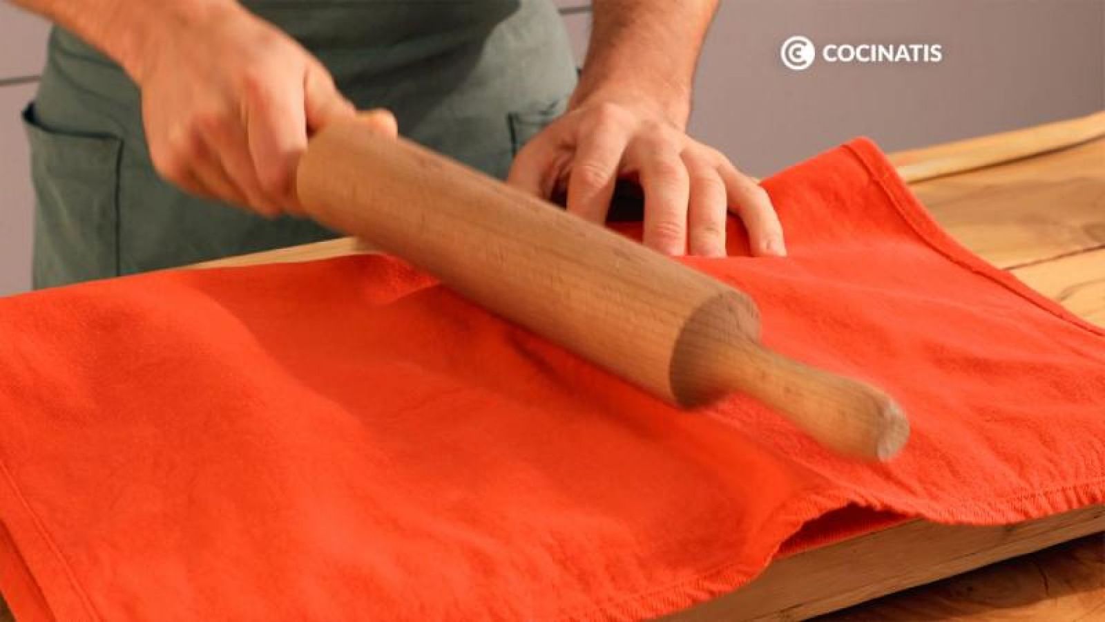 Envuelve los cubitos con un paño limpio y golpéalo hasta picarlo/ Fotos: Cocinatis Envuelve los cubitos con un paño limpio y golpéalo hasta picarlo/ Fotos: Cocinatis