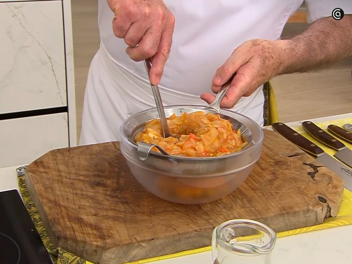 Presiona con un cazo para sacar los jugos a las verduras