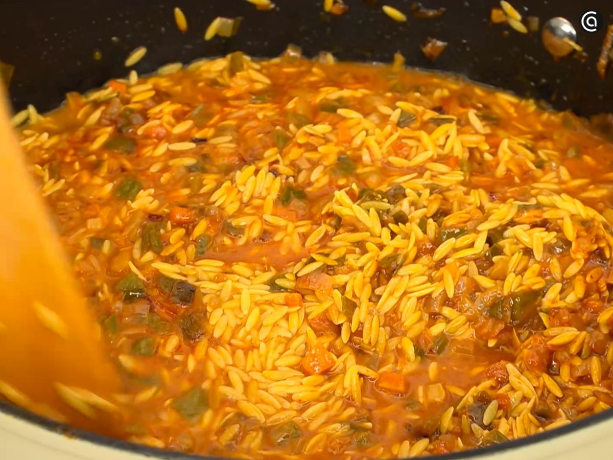 Agrega la pasta orzo, vierte el caldo y cocina