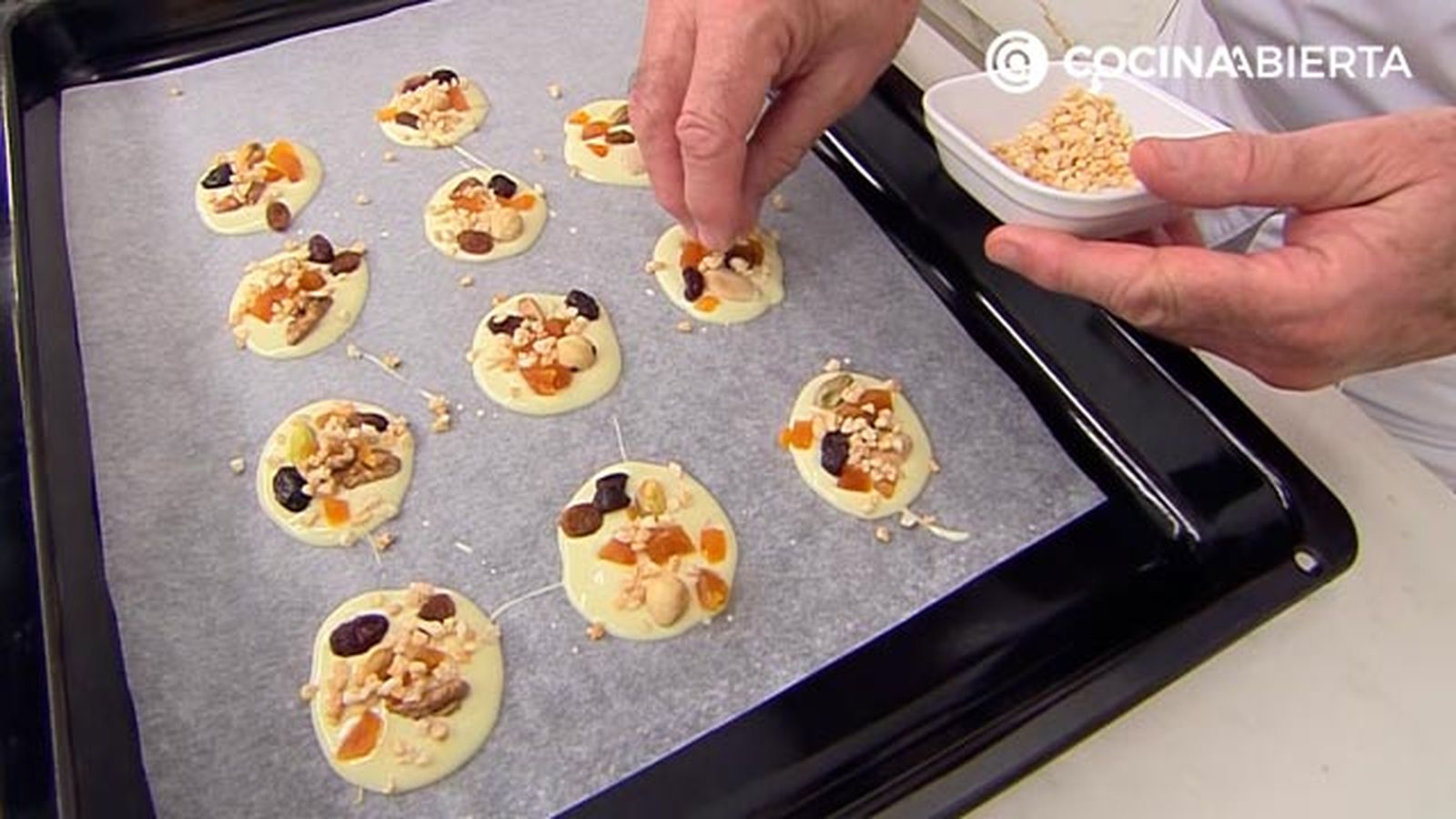 botones de chocolate blanco con frutos secos y frutas deshidratadas receta facil karlos arguinano karl67830321 paso3 botones de chocolate blanco con frutos secos y frutas deshidratadas receta facil karlos arguinano karl67830321 paso3