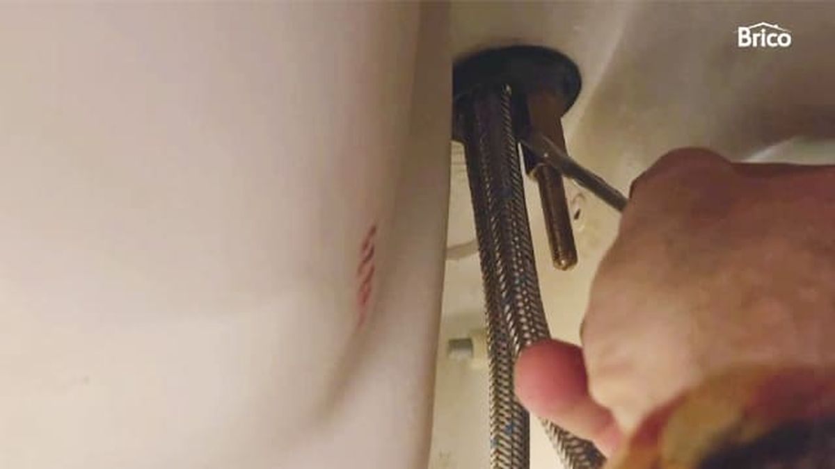 Bricomania 016 como cambiar grifo de lavabo paso4