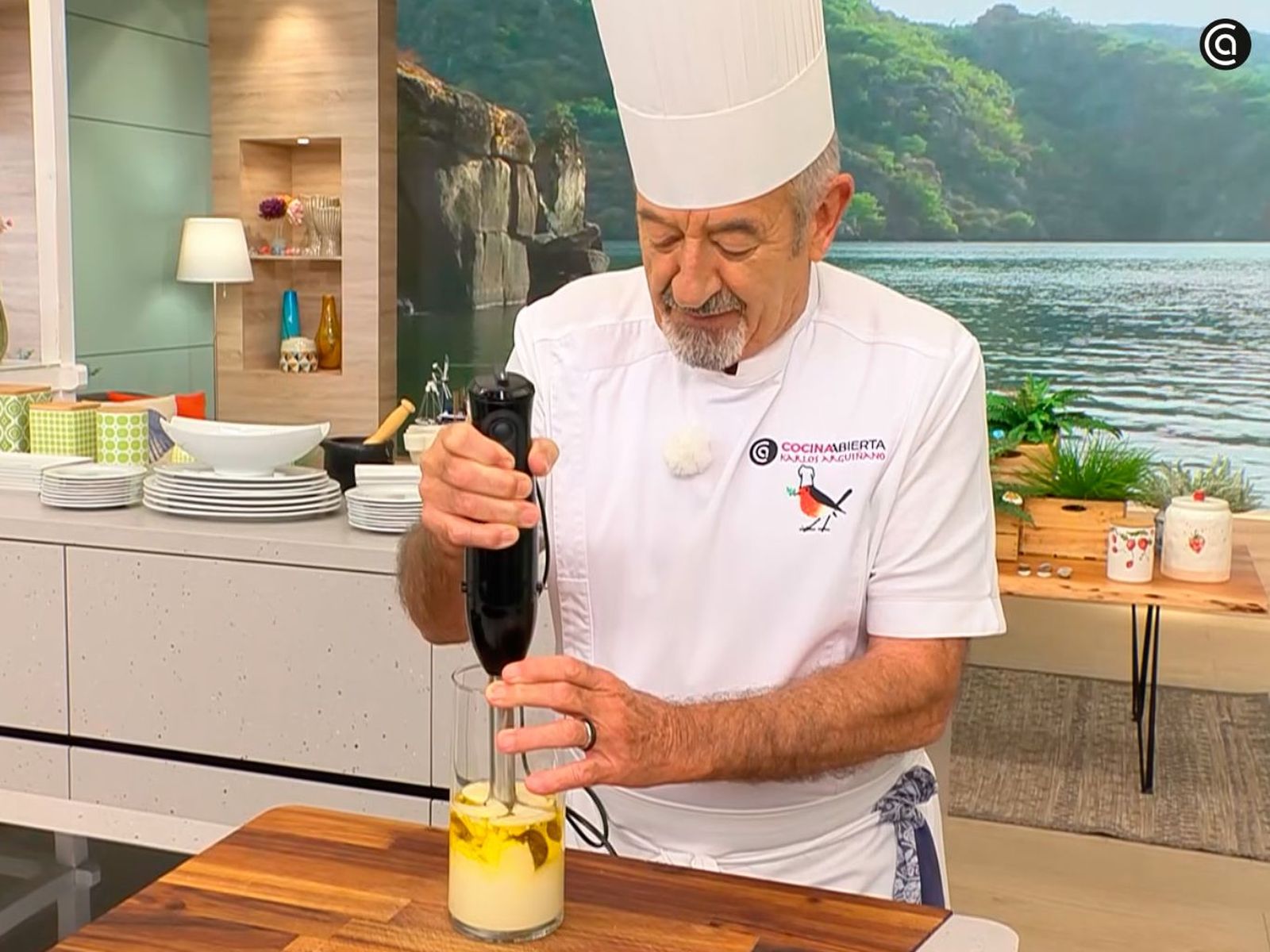 Tritura con batidora eléctrica hasta integrar los ingrediente