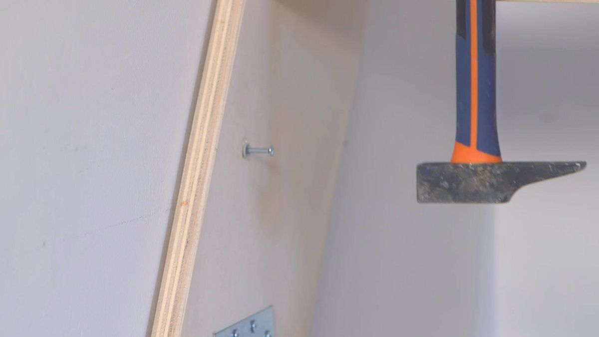 Cómo hacer una escalera plegable paso 14