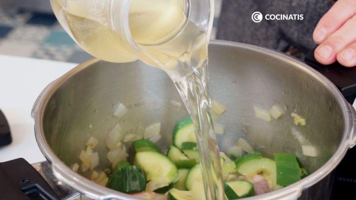 Cubrir el morcillo con caldo de carne casero