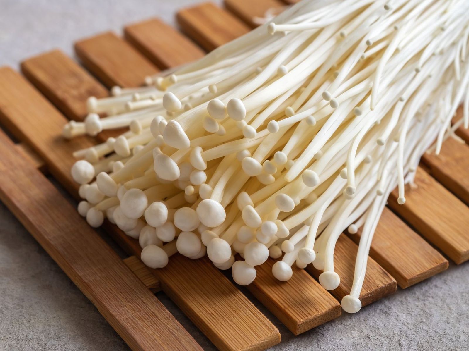 Enoki (Flammulina velutipes) Enoki (Flammulina velutipes)