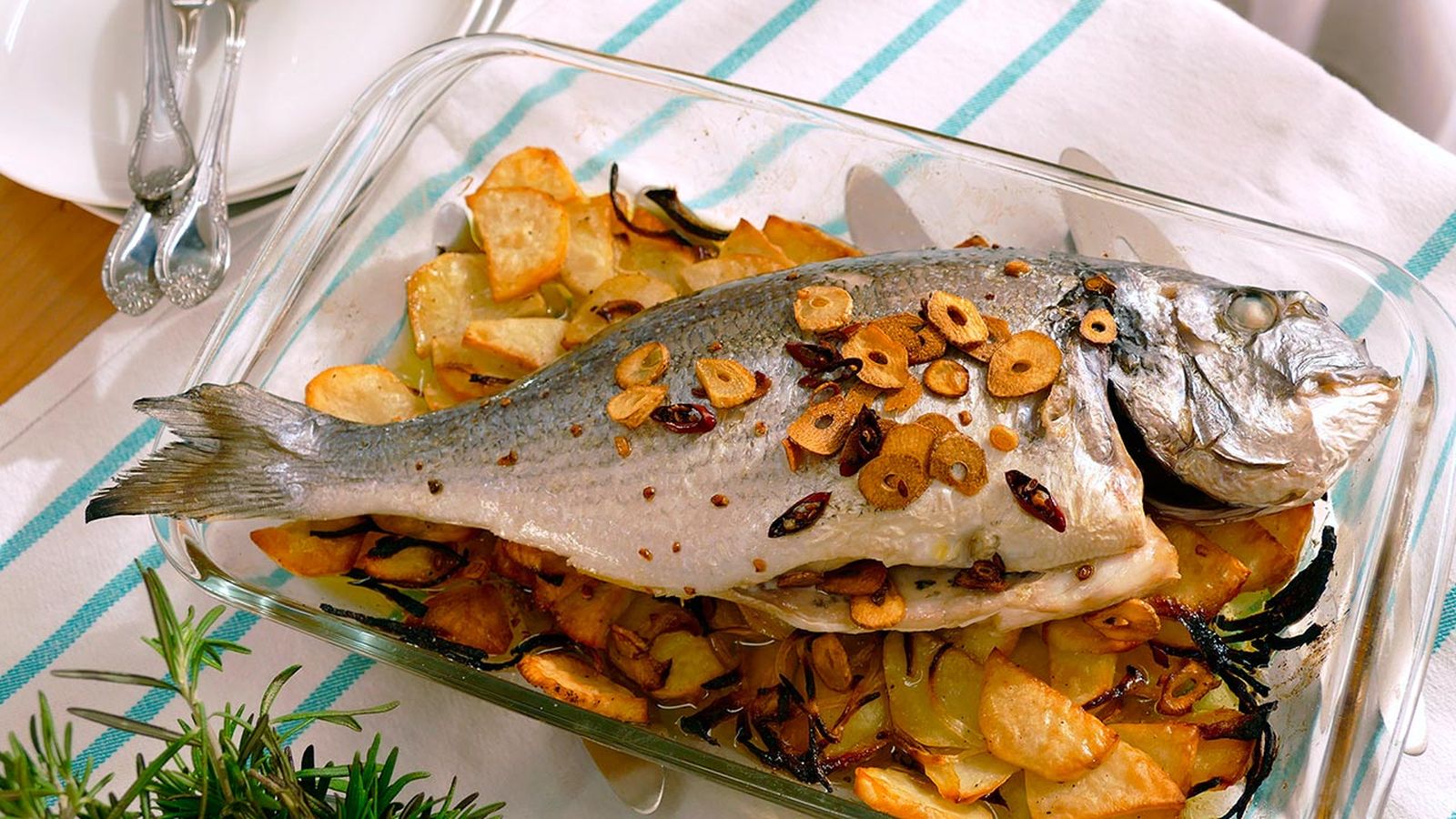 Dorada al horno con patatas
