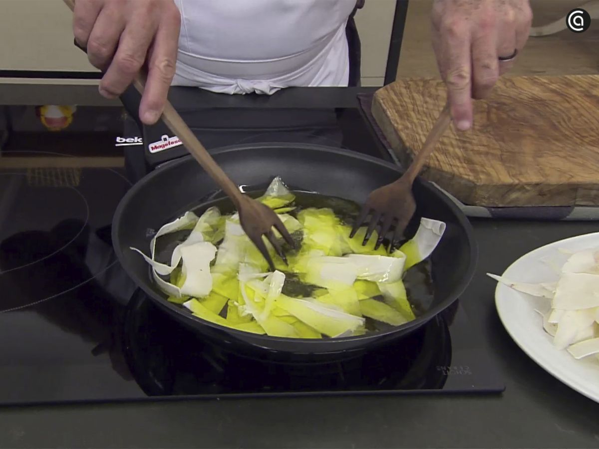 Fríe las chips de yuca en abundante aceite