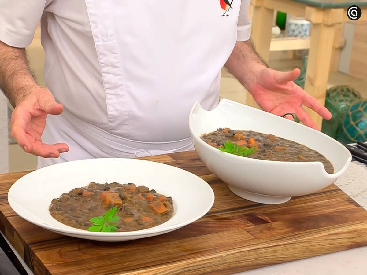 Sirve el potaje de alubias negras con calabaza