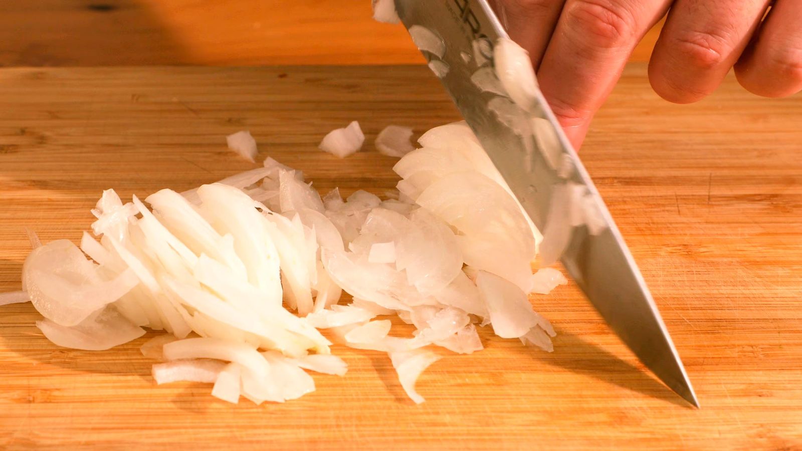 Pica la cebolla muy fina Receta de caldereta de cordero con patatas paso 2