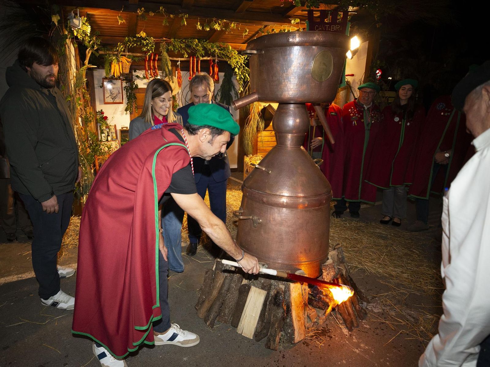 Encendido de una alquitara durante la Fiesta del Orujo en Potes, un gesto simbólico que marca el inicio de las destilaciones y del fin de semana más festivo de Liébana.